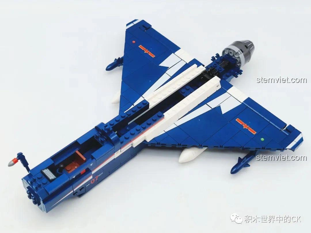 Phần thân giữa của mô hình Máy Bay Biểu Diễn J-10 SEMBO 202188 đang được lắp ráp, thể hiện sự tiến triển.