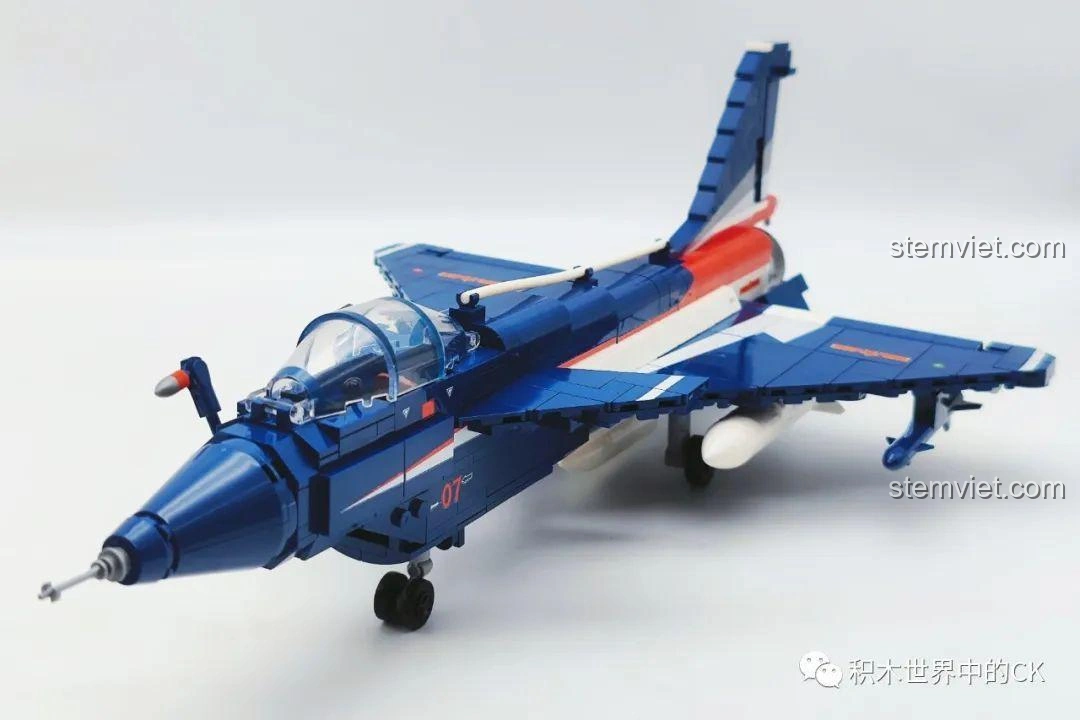 Mô hình Máy Bay Biểu Diễn J-10 SEMBO 202188 đã hoàn thành, nhìn từ góc chéo phía trước, thể hiện vẻ đẹp tổng thể.