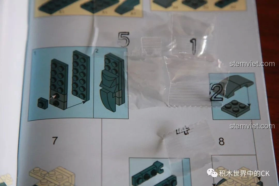 Chi tiết hướng dẫn lắp ráp của Sluban M38-B0726A Gipsy Avenger, cho thấy số hiệu túi mảnh ghép. Nhận xét Sluban M38 B0726A Robot Gipsy Avenger.