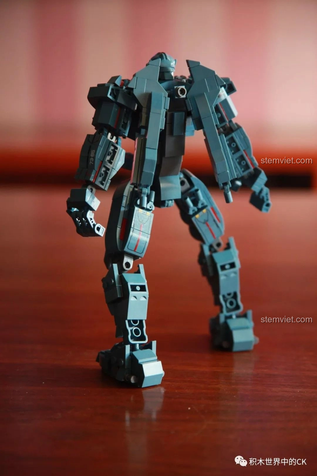 Robot Gipsy Avenger từ bộ Sluban M38-B0726A đứng thẳng, nhìn từ góc thấp, cho thấy tổng thể. Cảm nhận Sluban M38 B0726A Người Máy Gipsy Avenger.