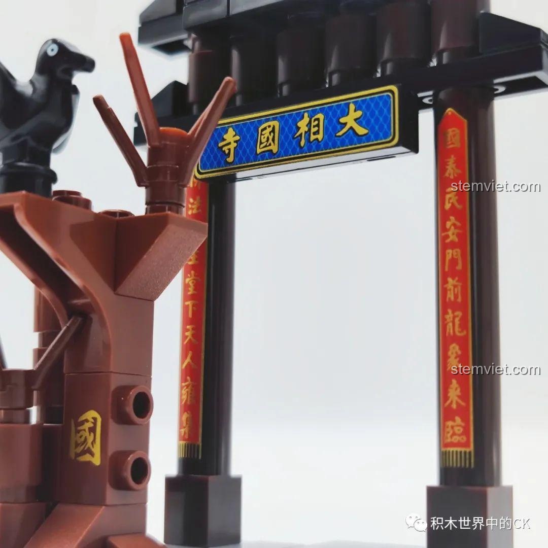 Mặt sau thẻ bài Dương Chí của bộ lắp ráp Decool 10804, cung cấp thông tin chi tiết về nhân vật, vũ khí và thứ hạng.