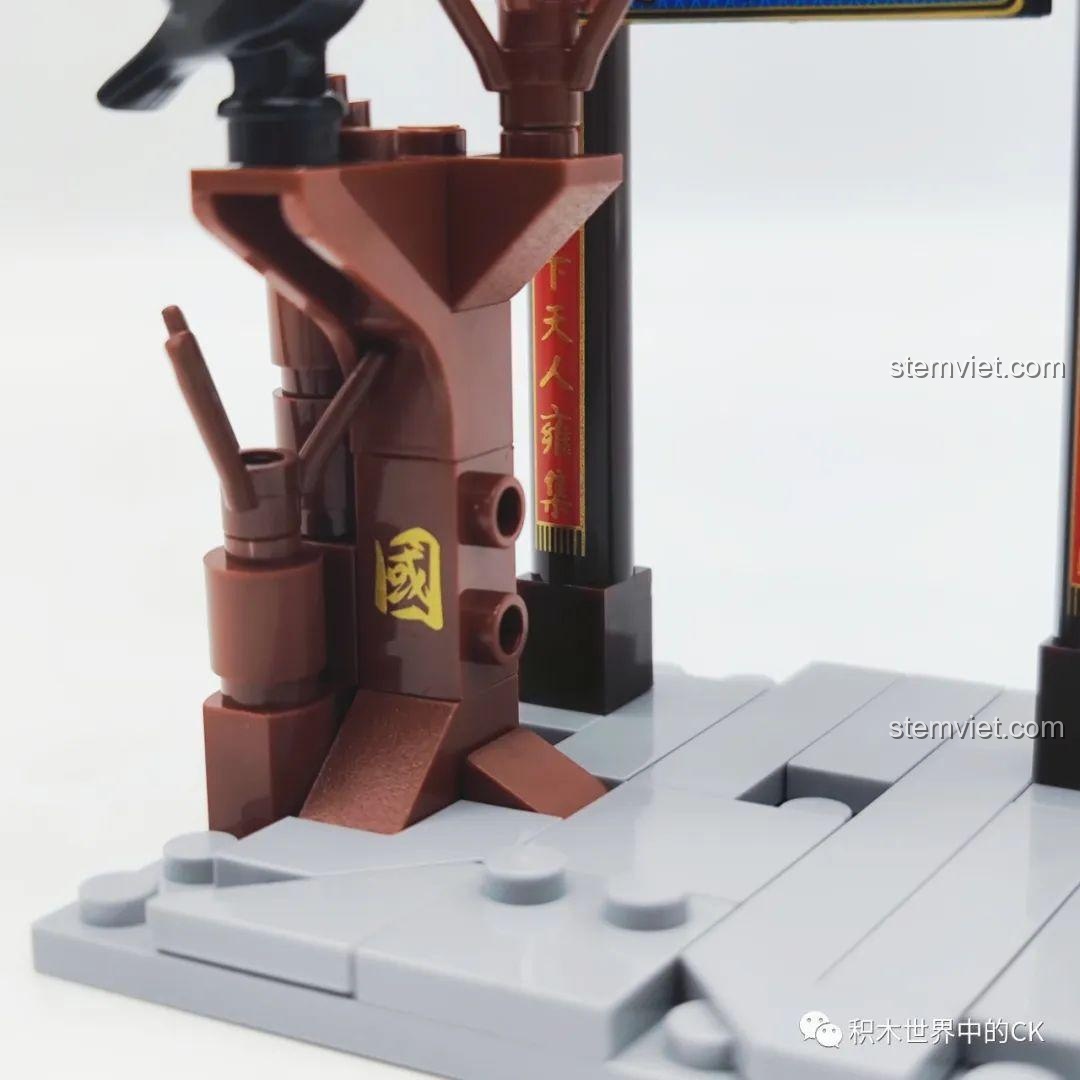 Thẻ bài nhân vật Dương Chí trong bộ đồ chơi lắp ráp Decool Thủy Hử Tiểu Hiệp 10804, với hình ảnh minh họa Thanh Diện Thú.