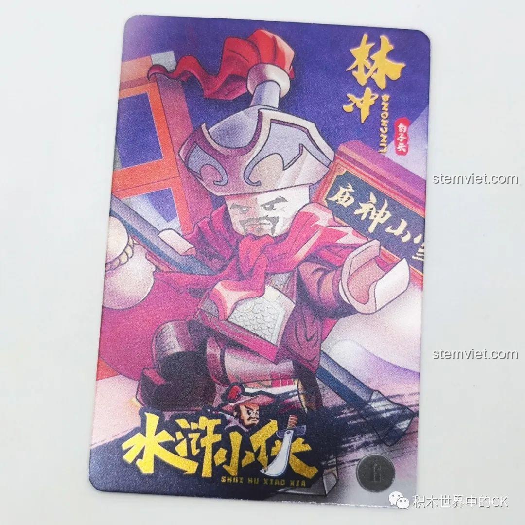 Thẻ bài nhân vật Lâm Xung trong bộ đồ chơi lắp ráp Decool Thủy Hử Tiểu Hiệp 10801, với hình ảnh minh họa sống động.