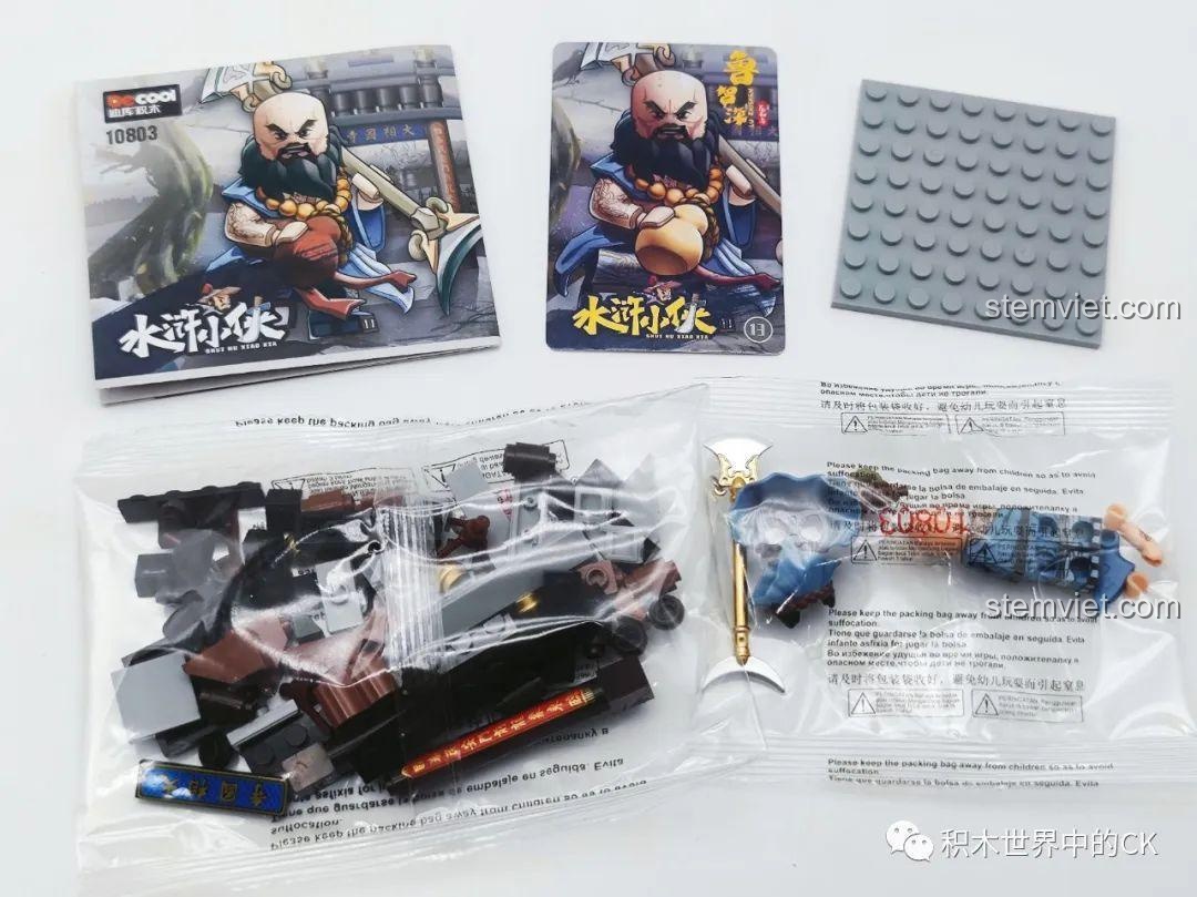 Mặt sau thẻ bài Lỗ Trí Thâm của bộ lắp ráp Decool 10803, cung cấp thông tin chi tiết về nhân vật, vũ khí và thứ hạng.