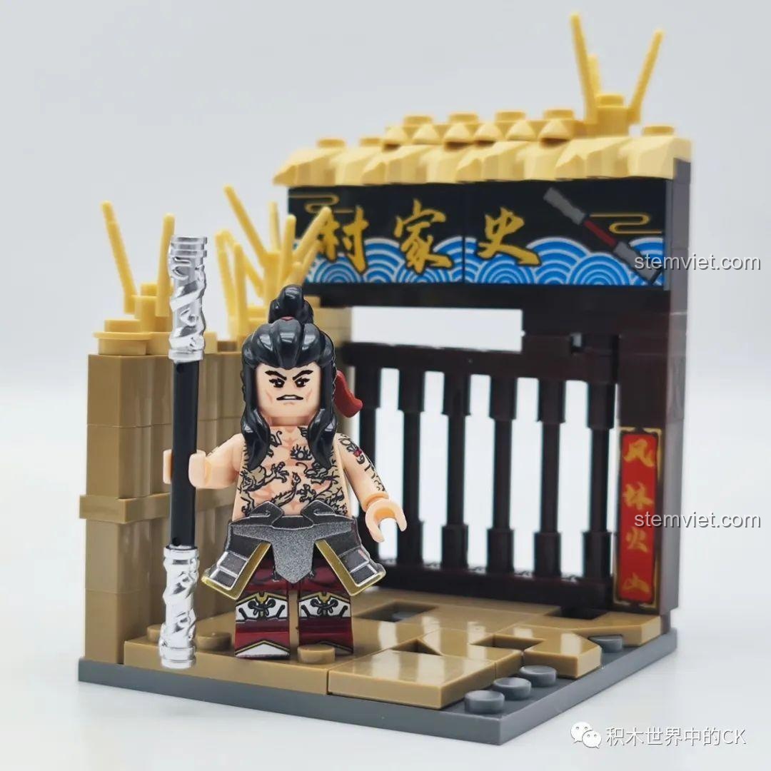 Thẻ bài nhân vật Lỗ Trí Thâm trong bộ đồ chơi lắp ráp Decool Thủy Hử Tiểu Hiệp 10803, với hình ảnh minh họa Hoa Hòa Thượng.