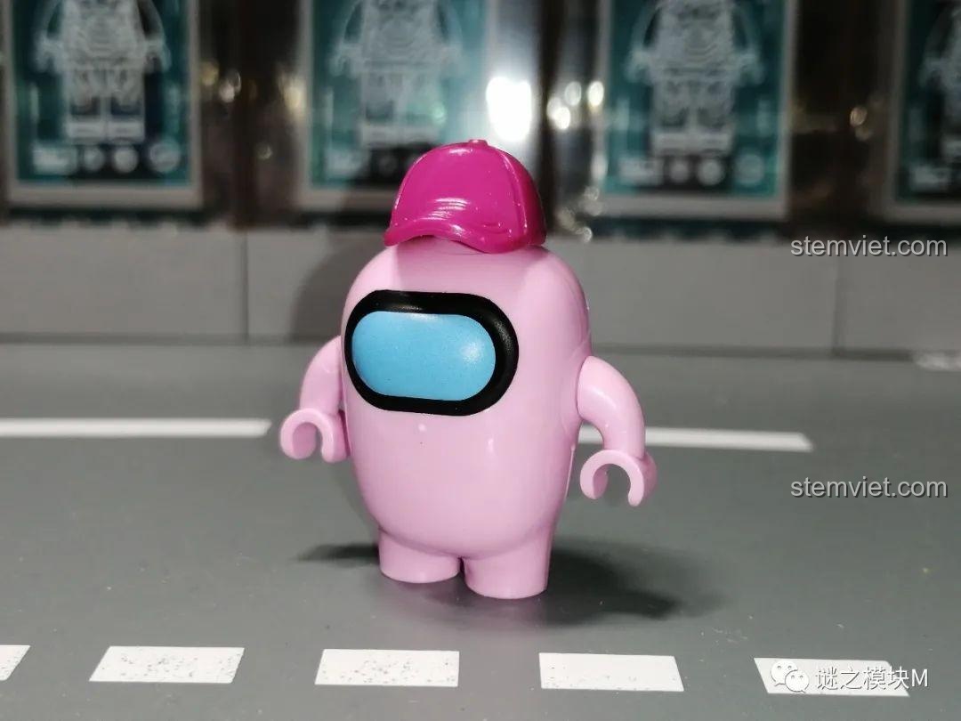 Phi hành gia Hồng trong bộ đồ chơi lắp ráp Among Us PRCK 69702, thiết kế mũ độc đáo, phù hợp cho bé gái trên 6 tuổi.