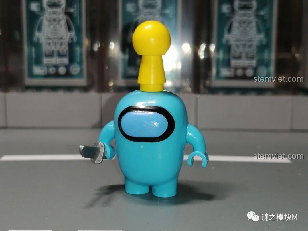 Phi hành gia Xanh dương nhạt trong bộ Among Us PRCK 69702 cầm dao, màu sắc tươi sáng, phù hợp cho trẻ em 6 tuổi trở lên.