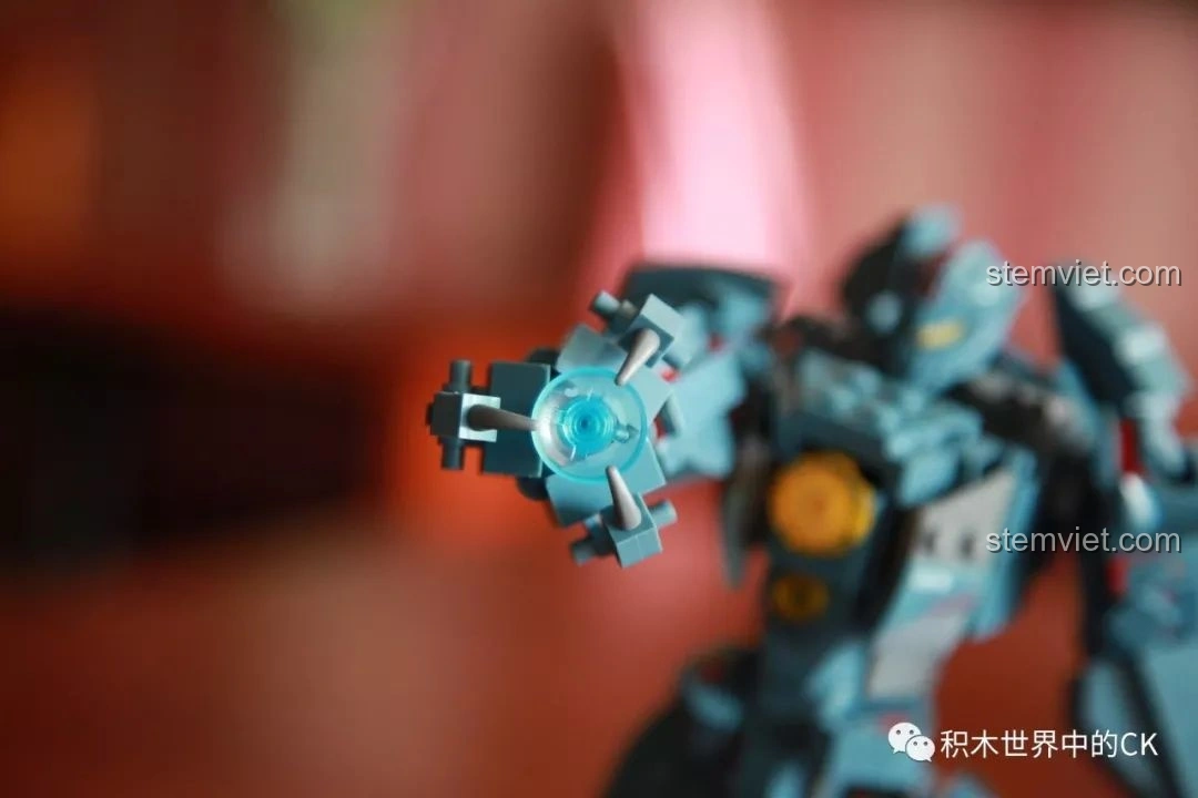 Các mảnh ghép còn thừa sau khi lắp ráp xong bộ Sluban M38-B0726A Gipsy Avenger, đặt trong hộp. Nhận xét Sluban M38 B0726A Robot Gipsy Avenger.