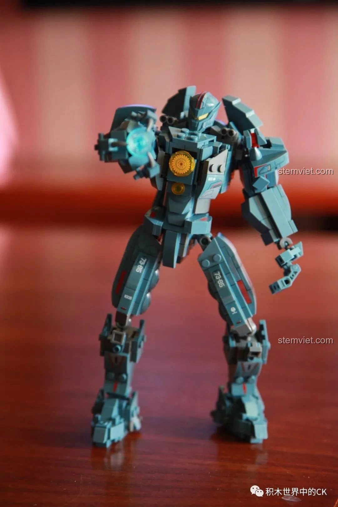 Robot Gipsy Avenger từ bộ Sluban M38-B0726A tạo dáng nghiêng, cho thấy chi tiết phần lưng và hông. Nhận xét Sluban M38 B0726A Robot Gipsy Avenger.