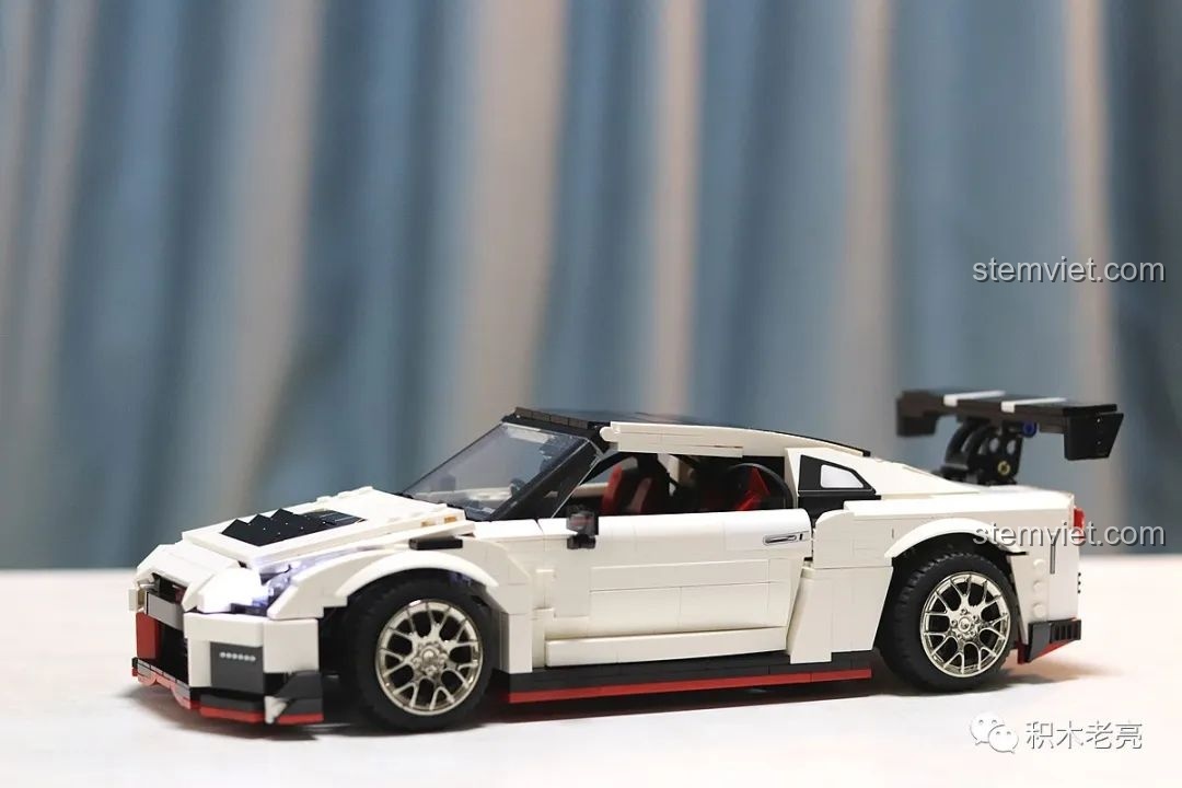 Mô hình xe đua Nissan GTR R35 lắp ráp Double Eagle 61020 màu trắng, góc nhìn phía trước bên phải, chi tiết sắc nét.