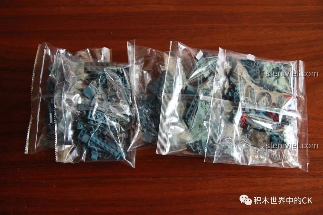 Các túi mảnh ghép của bộ Sluban M38-B0726A Gipsy Avenger, tất cả đều cùng màu xanh xám. Cảm nhận Sluban M38 B0726A Người Máy Gipsy Avenger.