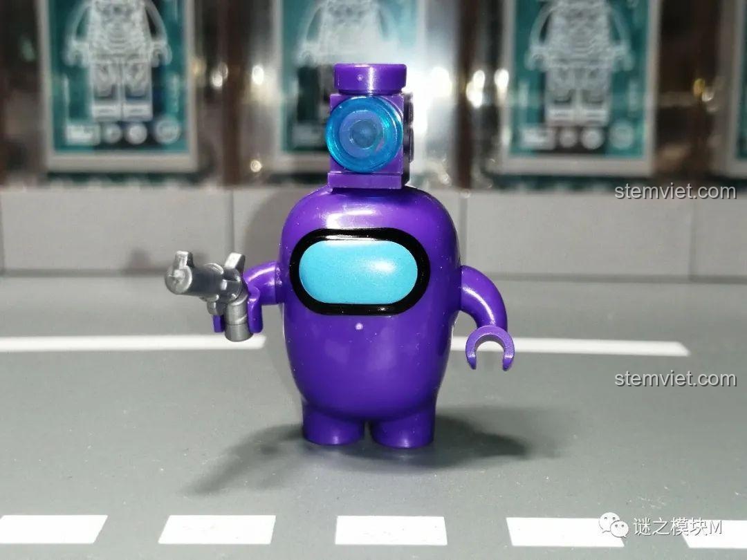 Phi hành gia Tím trong bộ đồ chơi mô hình Among Us PRCK 69702, trang bị súng, thiết kế mũ độc đáo, phù hợp trưng bày.