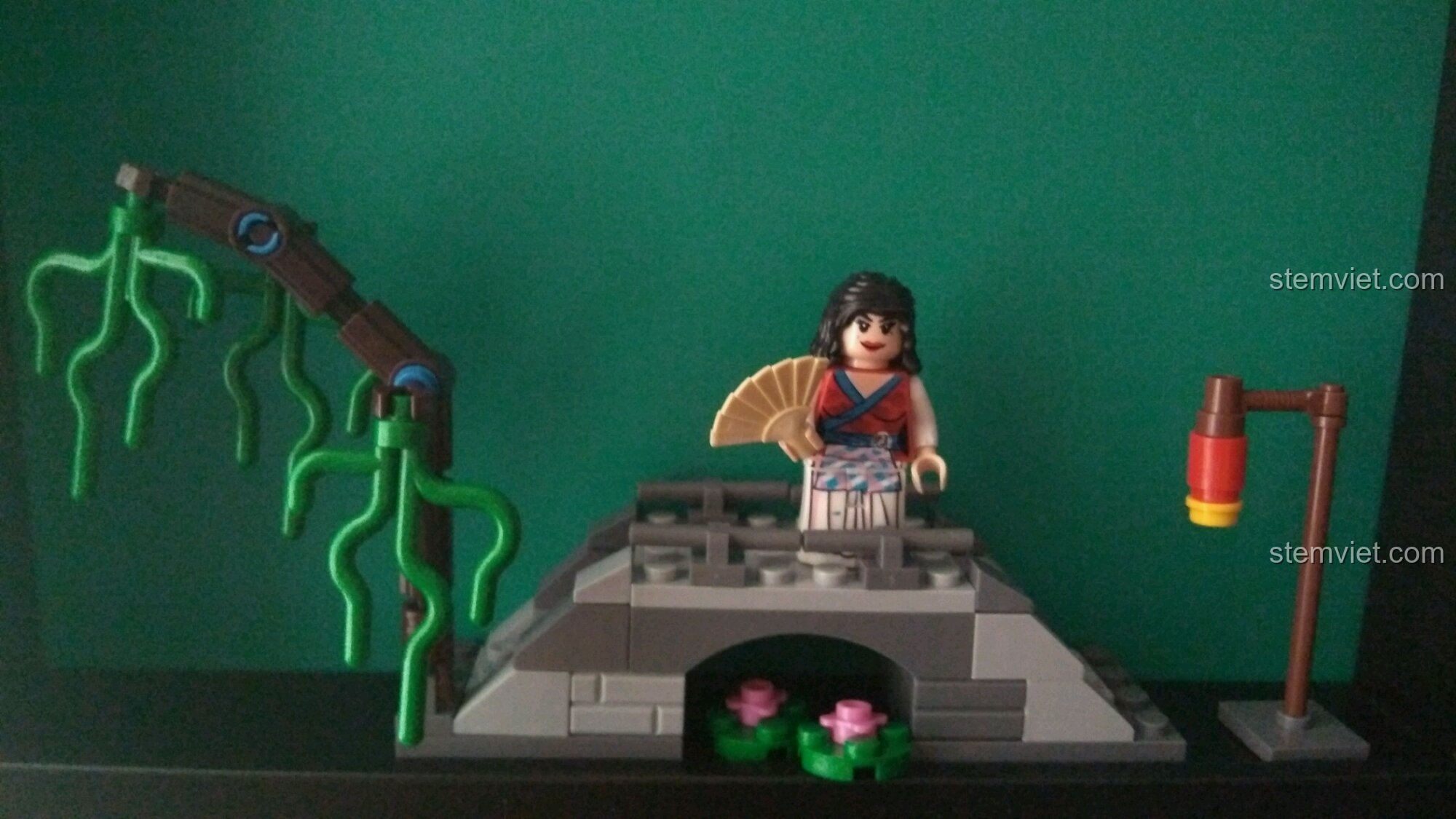 Mô hình Cầu Dương Liễu với cây liễu và minifigure cô gái. Đồ chơi mô hình Cầu đá và cây liễu cho con trai từ 6 tuổi.