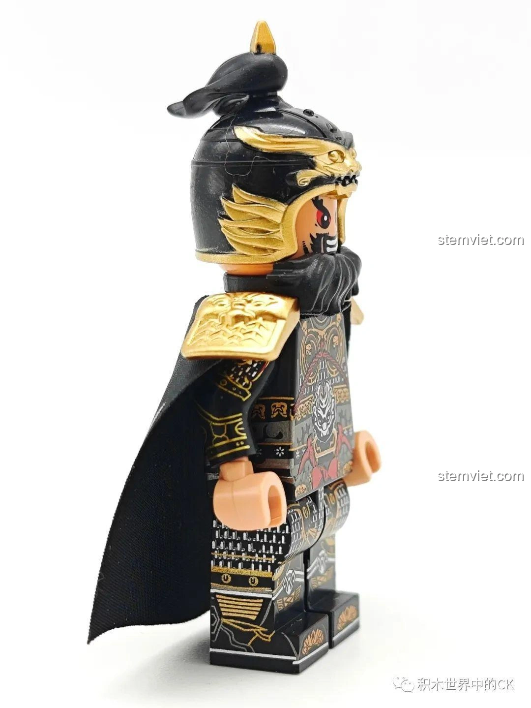 Đồ chơi mô hình Chiến binh Tam Quốc 20801 siêu tiết kiệm: Góc nghiêng minifigure Trương Phi, thể hiện rõ các chi tiết giáp vai và mũ.