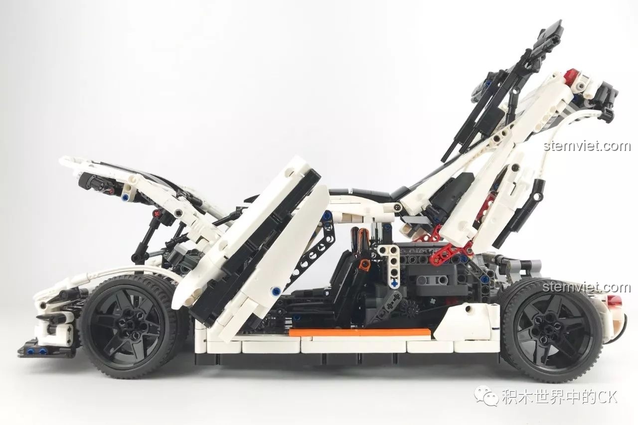 Đồ chơi mô hình Hypercar Koenigsegg One:1, xe được mở tất cả các bộ phận: cửa, capo trước và khoang động cơ sau.
