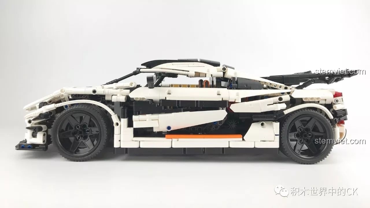 Đồ chơi mô hình Hypercar Koenigsegg One:1 cho con trai từ 16 tuổi, ảnh chụp sản phẩm hoàn thiện nhìn từ bên hông.