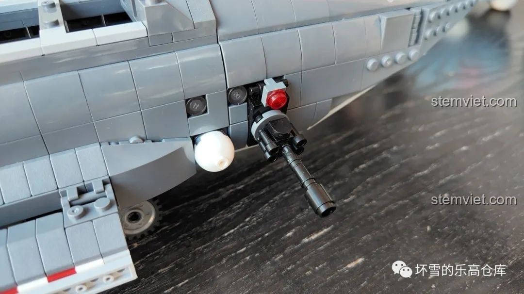 Cận cảnh khẩu lựu pháo 105mm M102 trên mô hình lắp ráp Xingbao AC-130.
