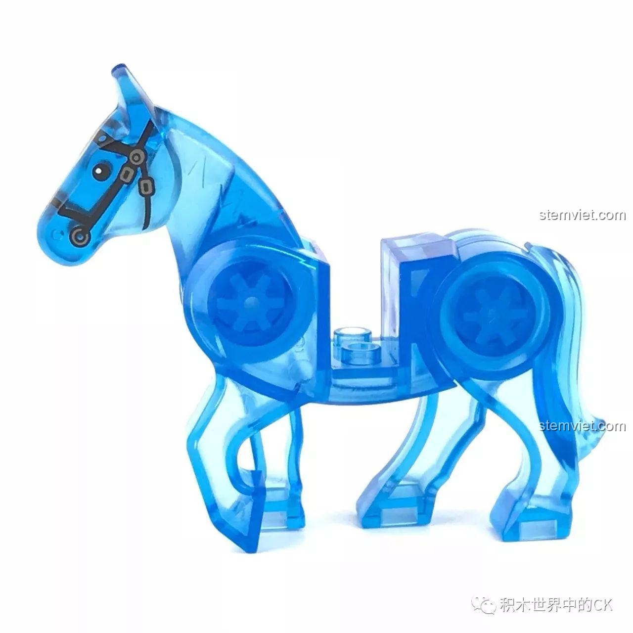 Cận cảnh mô hình ngựa pha lê từ bộ Sembo 11839, làm từ nhựa trong suốt màu xanh, chi tiết dây cương được in rõ nét.