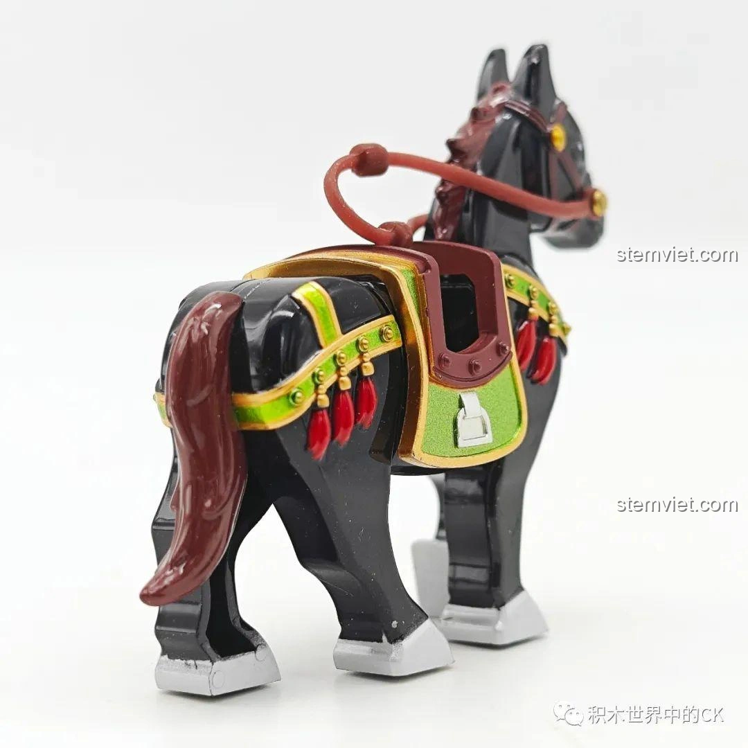 Đồ chơi mô hình Ô Vân Đạp Tuyết Decool tiết kiệm: Cận cảnh đuôi ngựa và trang trí phía sau, thể hiện sự chăm chút của nhà sản xuất.