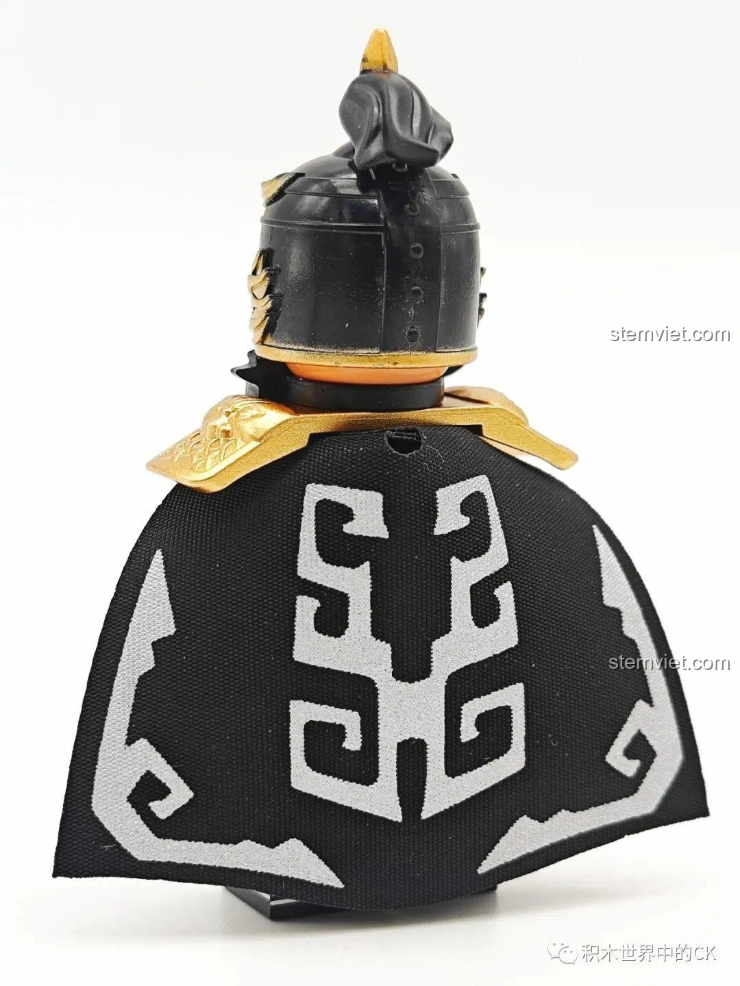 Đồ chơi mô hình Trương Phi 20801 hợp túi tiền: Mặt sau minifigure Trương Phi với áo choàng đen và họa tiết đặc trưng, rất ấn tượng.