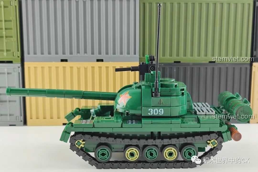 Góc nhìn nghiêng của mô hình đồ chơi mô hình Xe tăng 59 105, thể hiện rõ hệ thống bánh xích và tháp pháo.