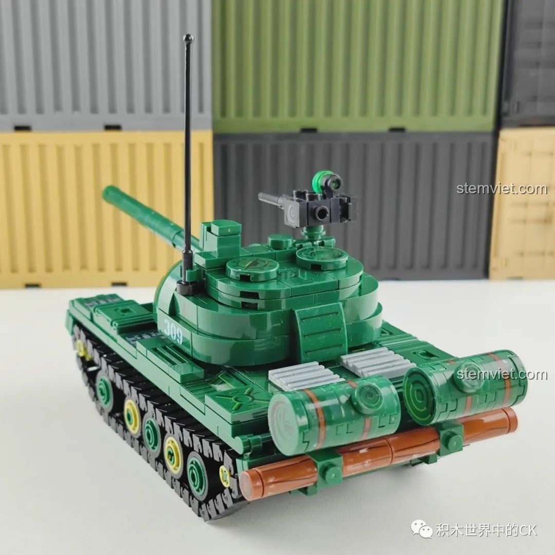 Mặt sau của mô hình đồ chơi mô hình Xe tăng Type 59 203105, với các thùng nhiên liệu phụ và ăng-ten.