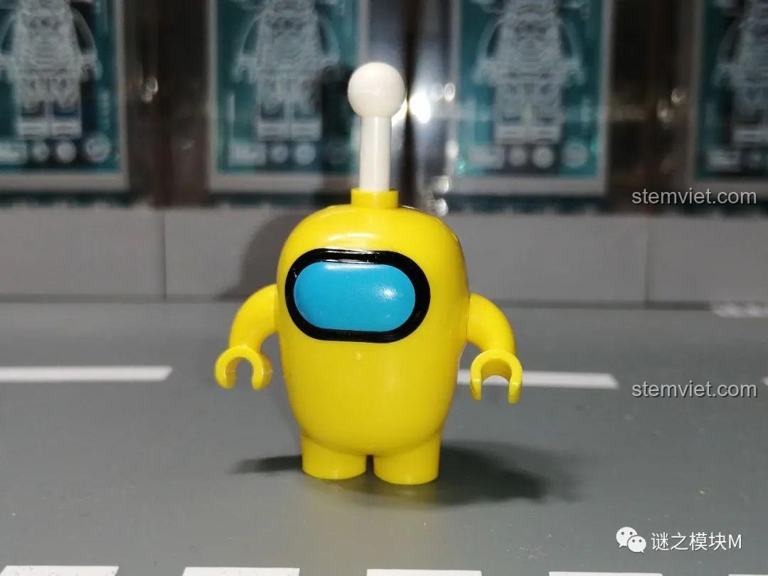 Phi hành gia Vàng từ bộ đồ chơi xây dựng Among Us PRCK 69702, với ăng-ten, màu sắc tươi sáng, kích thích sáng tạo.