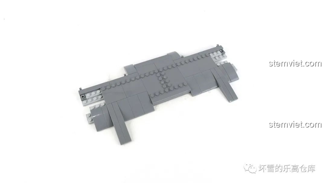 Lắp ráp phần trung tâm của cánh chính cho bộ đồ chơi xây dựng Máy bay Pháo hạm AC-130.
