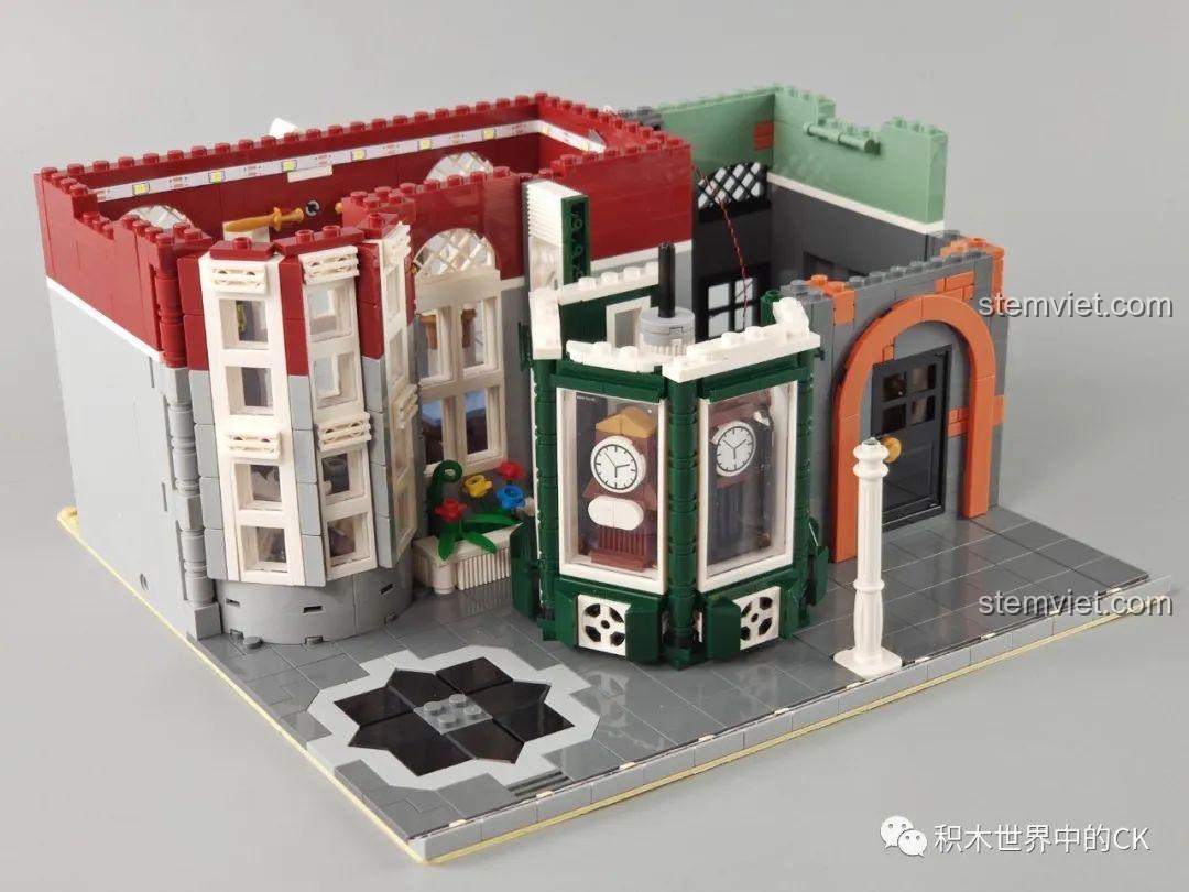 Lắp ráp phần cửa kính hình lục giác của bộ đồ chơi xây dựng Nhà phố Modular cho bé 8+.