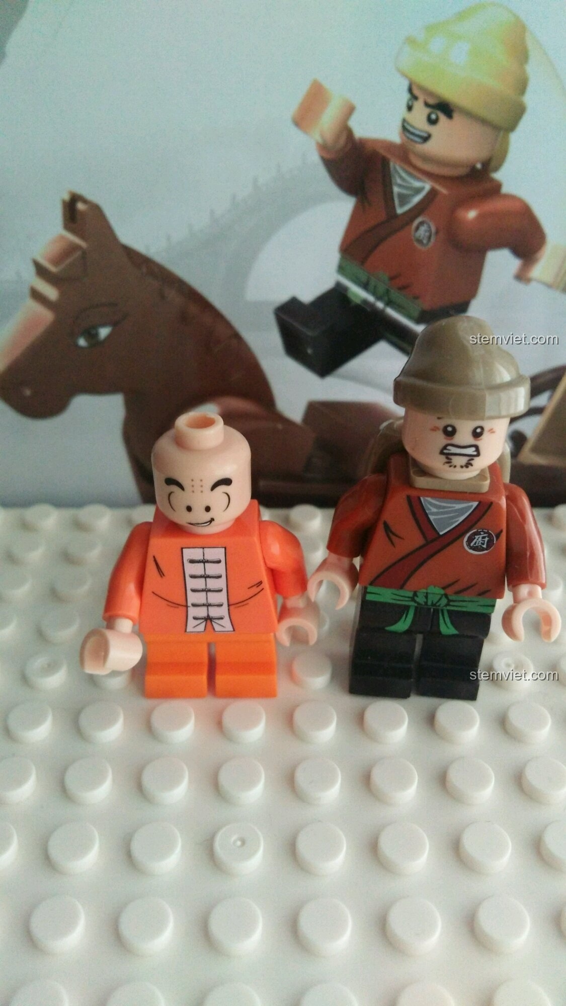 Kết hợp các minifigures để tạo câu chuyện hai ông cháu đi dạo. Đồ chơi xây dựng Sa bàn phố cổ Trung Hoa cho bé trai 6 tuổi.