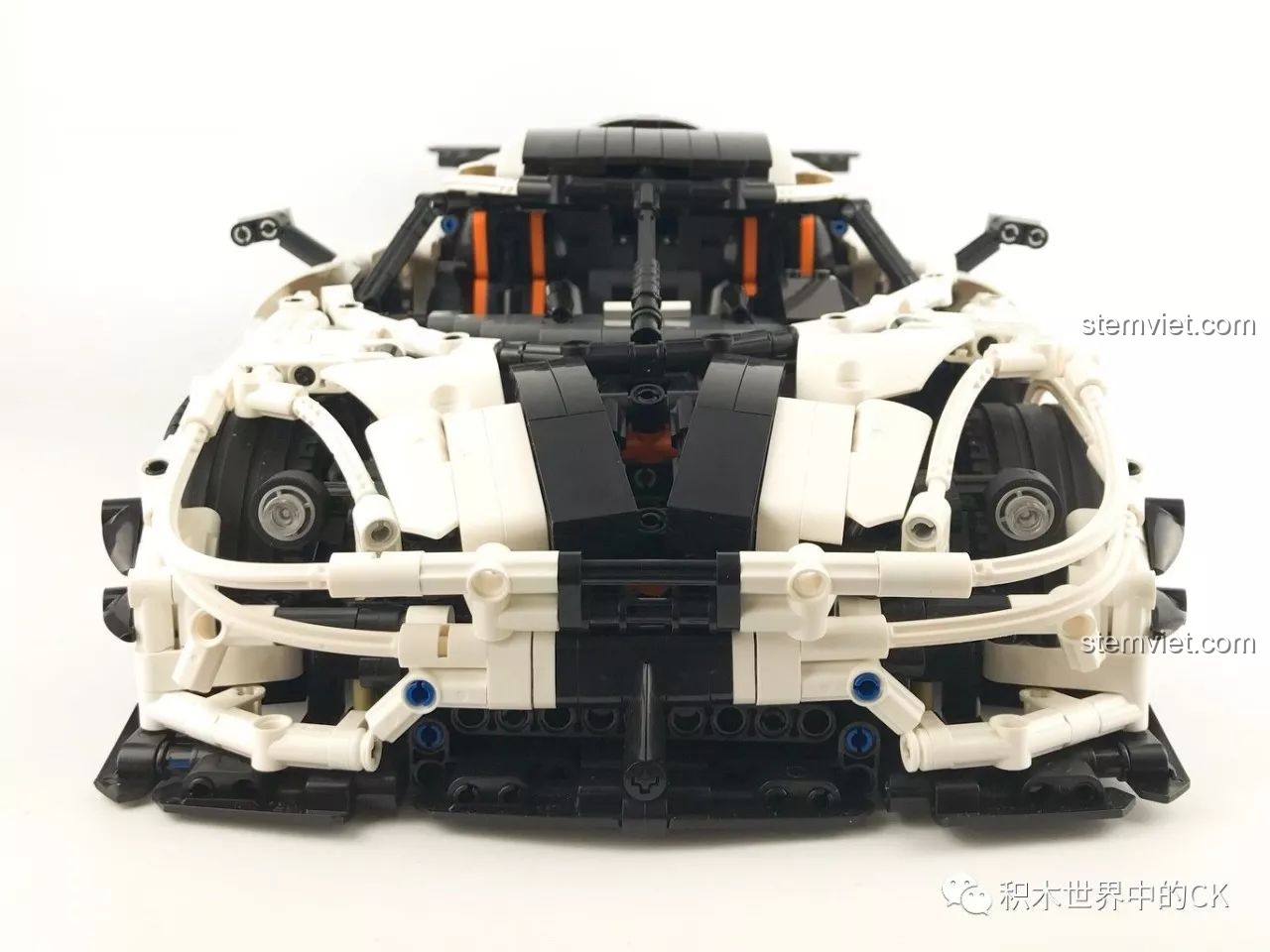 Đồ chơi xây dựng Xe đua Koenigsegg One:1 915 tiết kiệm, ảnh chụp sản phẩm hoàn thiện từ góc 3/4 phía trước.