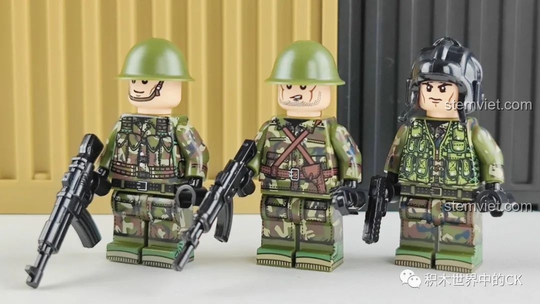 Cận cảnh ba minifigures lính tăng với trang phục rằn ri và vũ khí cầm tay, chi tiết từ bộ đồ chơi xây dựng Xe tăng Type 59 203105.