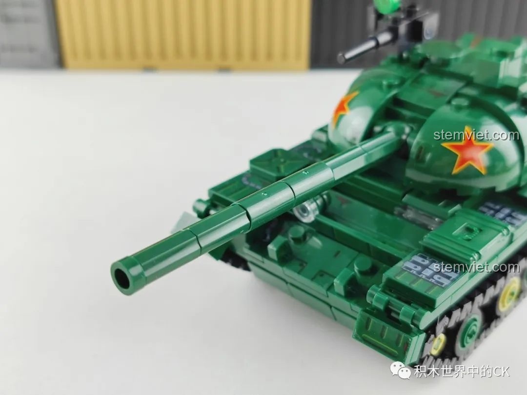 Chi tiết phần thân trước của mô hình đồ chơi xây dựng Xe tăng hạng trung Type 59 cho trẻ từ 6 tuổi, với các tấm giáp và đèn pha.