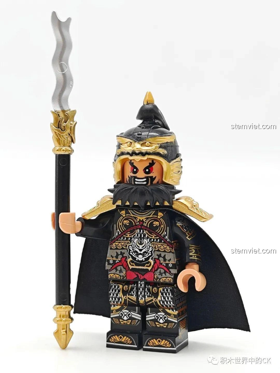 Đồ chơi xếp hình 20801 hợp túi tiền: Trương Phi cầm Bát Xà Mâu, vũ khí đặc trưng, tạo dáng chiến đấu mạnh mẽ.