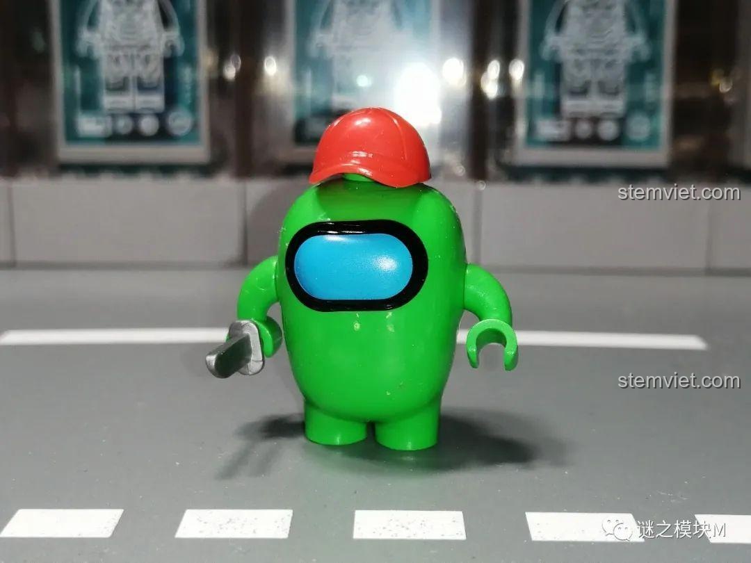 Phi hành gia Xanh lá cây từ bộ đồ chơi xếp hình Among Us PRCK 69702, cầm dao, màu sắc tươi tắn, thu hút sự chú ý của trẻ.