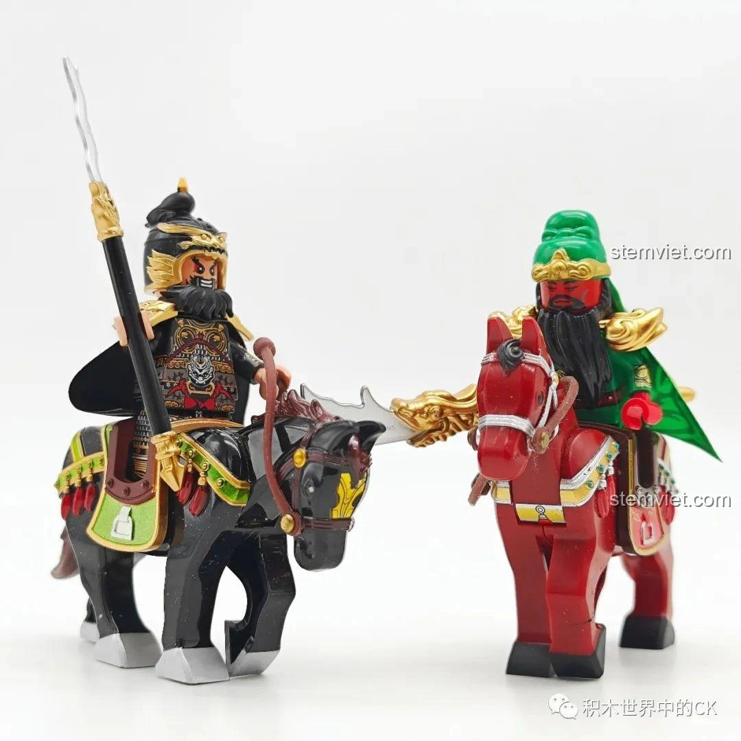 Đồ chơi xếp hình Chiến binh Tam Quốc Decool xịn giá rẻ: Trương Phi và Quan Vũ cùng cưỡi ngựa, tạo nên cảnh tượng hùng tráng, rất phù hợp để trưng bày.