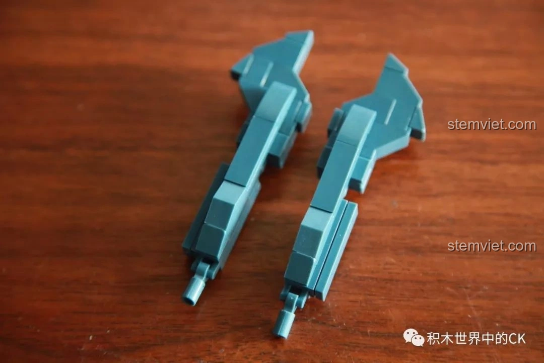 Hai chi tiết cánh sau của robot Gipsy Avenger từ bộ Sluban M38-B0726A, sẵn sàng để lắp vào thân. Cảm nhận Sluban M38 B0726A Người Máy Gipsy Avenger.