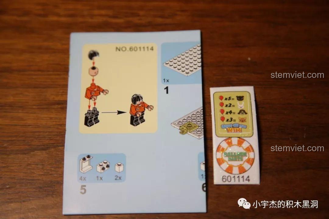 Sách hướng dẫn và sticker bảng điểm của quầy game Sembo 601114, một món đồ chơi xếp hình Xe bán ăn vặt 1114 giá rẻ.