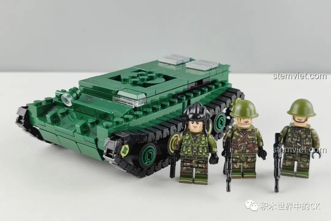 Mô hình xe tăng Type 59 đang trong quá trình lắp ráp, cùng với ba minifigures lính tăng đã hoàn thiện trong bộ đồ chơi xếp hình Xe tăng 59 cho con trai 6+.