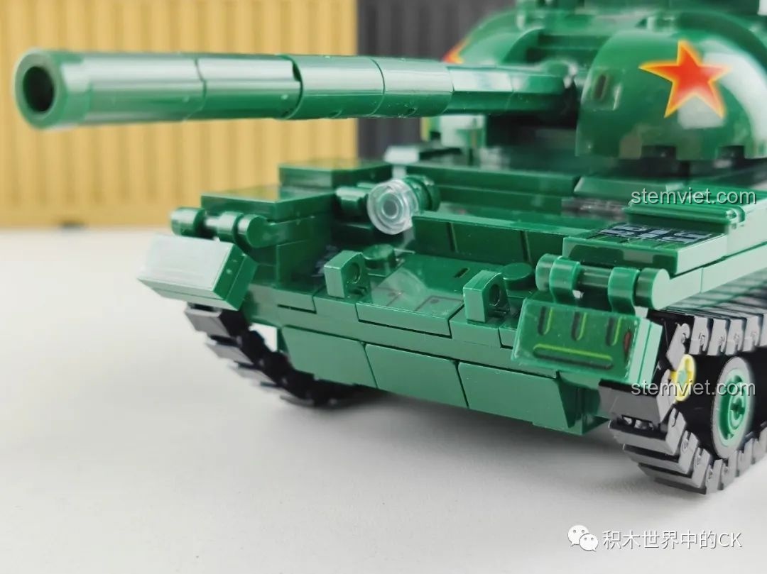 Cận cảnh tháp pháo và súng máy phòng không trên mô hình đồ chơi xếp hình Xe tăng Type 59 3105 giá hời, với các chi tiết nhỏ.