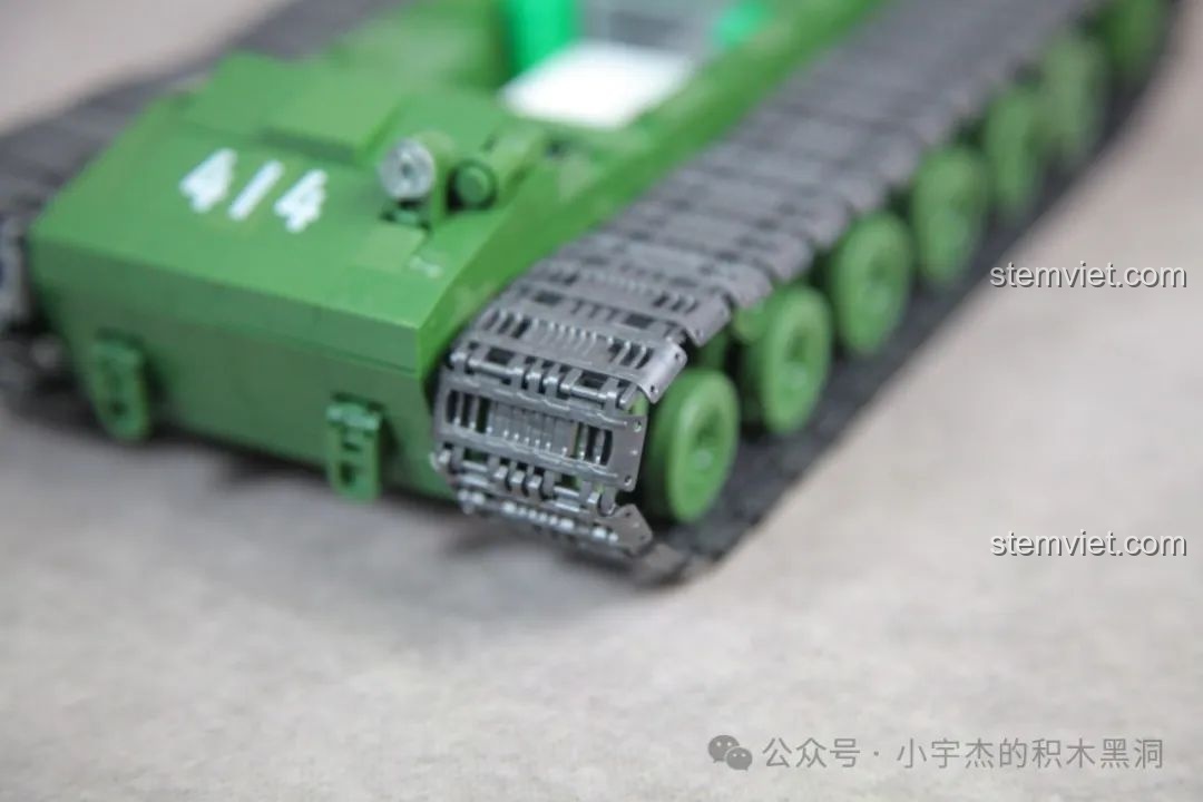 Cận cảnh độ chùng tự nhiên của xích xe tăng IS-2, tạo cảm giác chân thực cho mô hình.