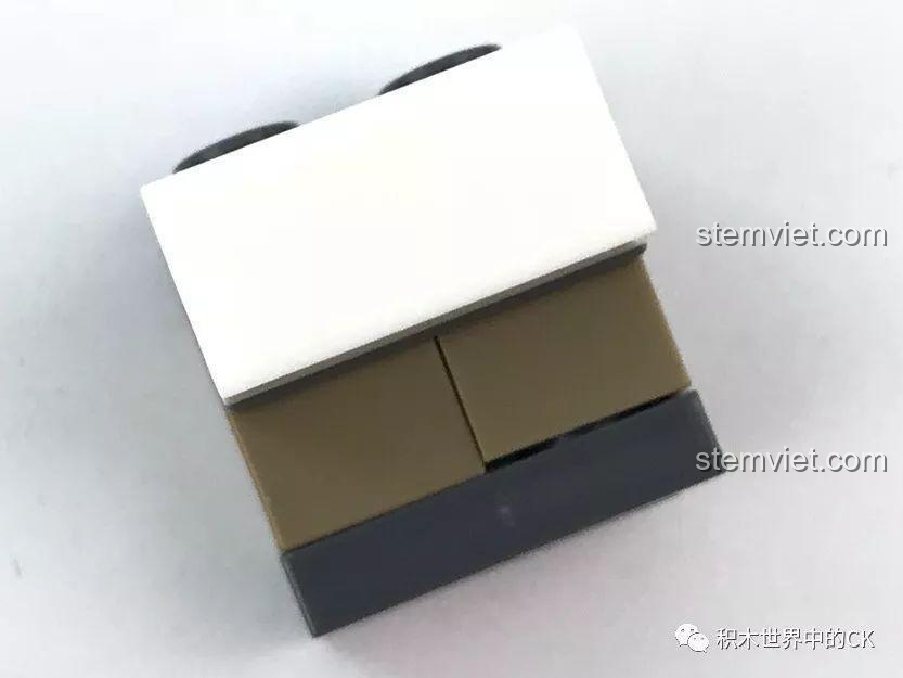 Thử nghiệm độ khớp của các mảnh ghép trong bộ KAZI KY10000, cho thấy một vài điểm chưa hoàn hảo.