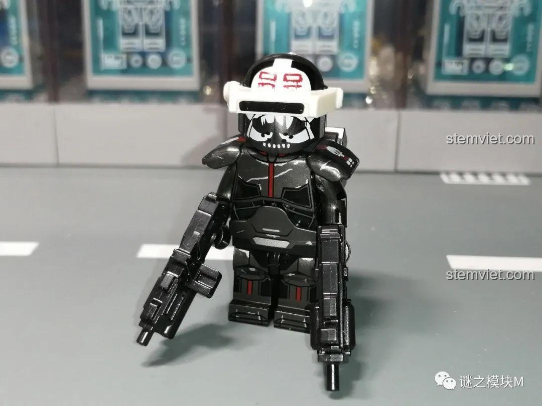 Thử nghiệm độ tương thích của kính ngắm Koruit với mũ của lính Bad Batch, cho thấy chúng không tương thích.