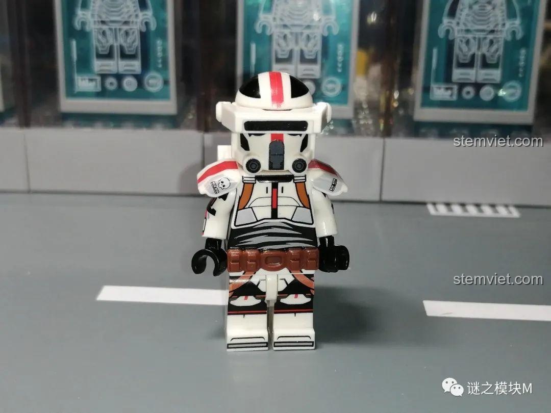 Thử nghiệm độ tương thích của kính ngắm Koruit với mũ của lính Clone Trooper phase 2, cho thấy chúng không tương thích.