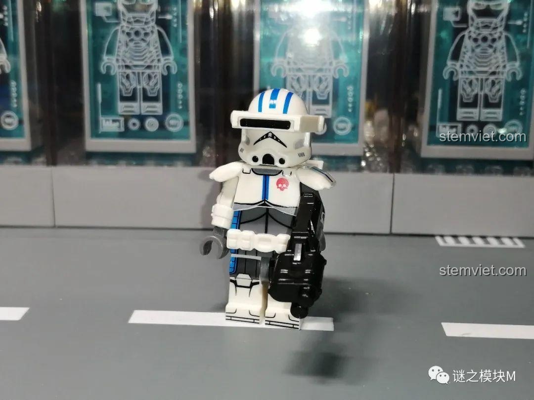 Thử nghiệm độ tương thích của kính ngắm Koruit với mũ của lính 501st, cho thấy chúng không tương thích với nhau.