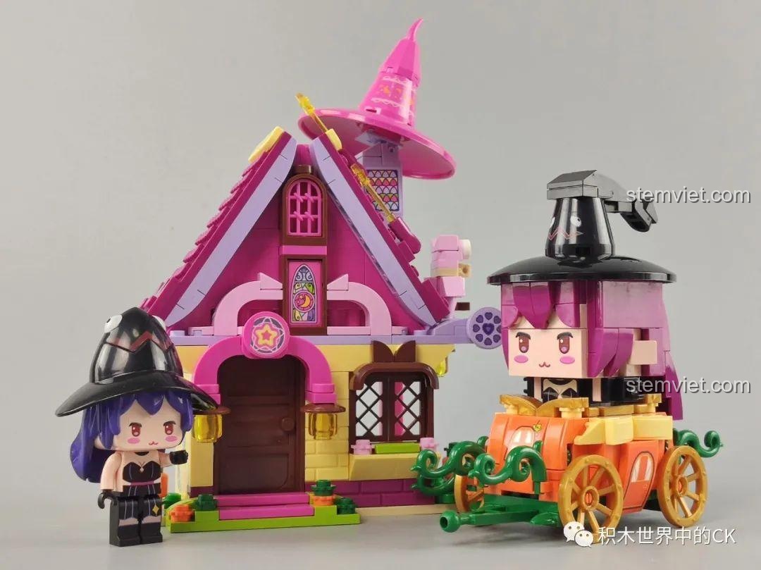 Một góc nhìn khác của đoàn tàu xe đua Mini World, cho thấy sự kết nối giữa các toa xe độc đáo.