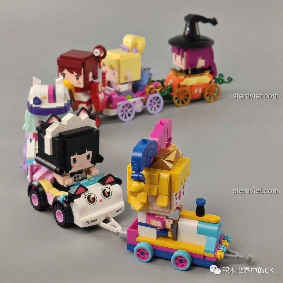 Đoàn tàu xe đua Mini World được tạo thành bằng cách nối các mẫu xe lại với nhau, thể hiện tính năng độc đáo.