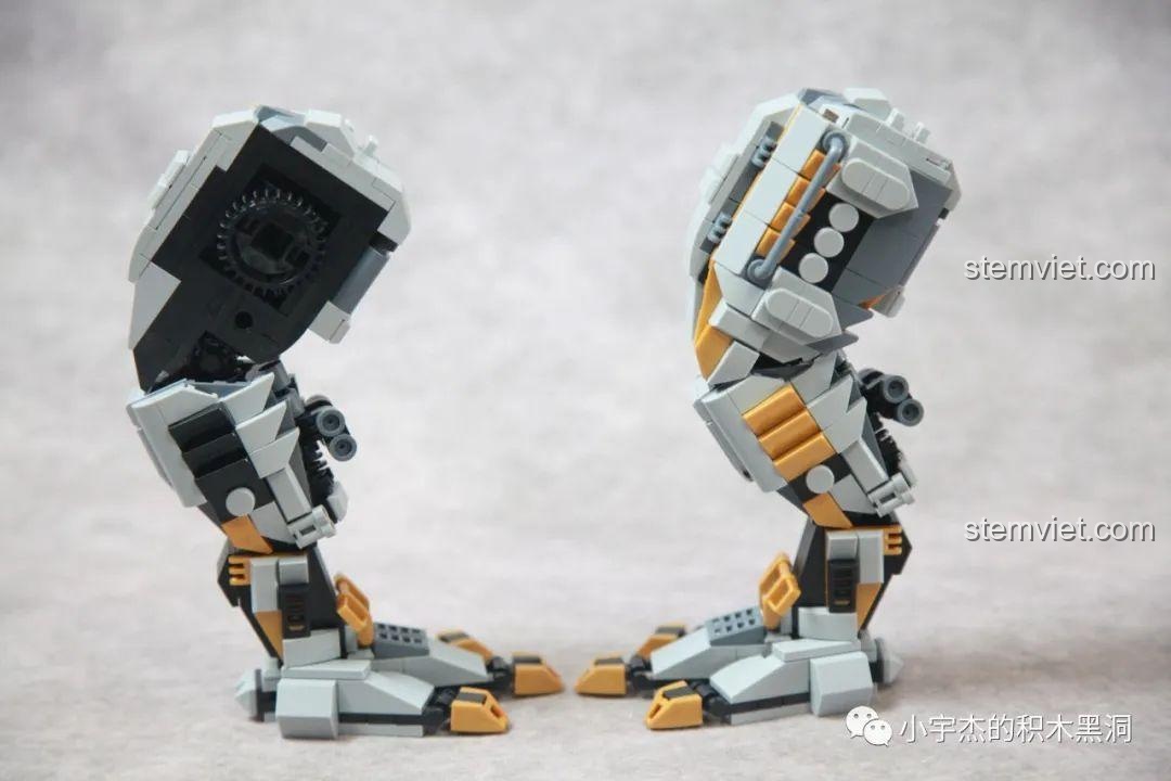 Hai chiếc chân cơ khí của mô hình Khủng Long Máy Allosaurus đã được lắp ráp hoàn chỉnh.