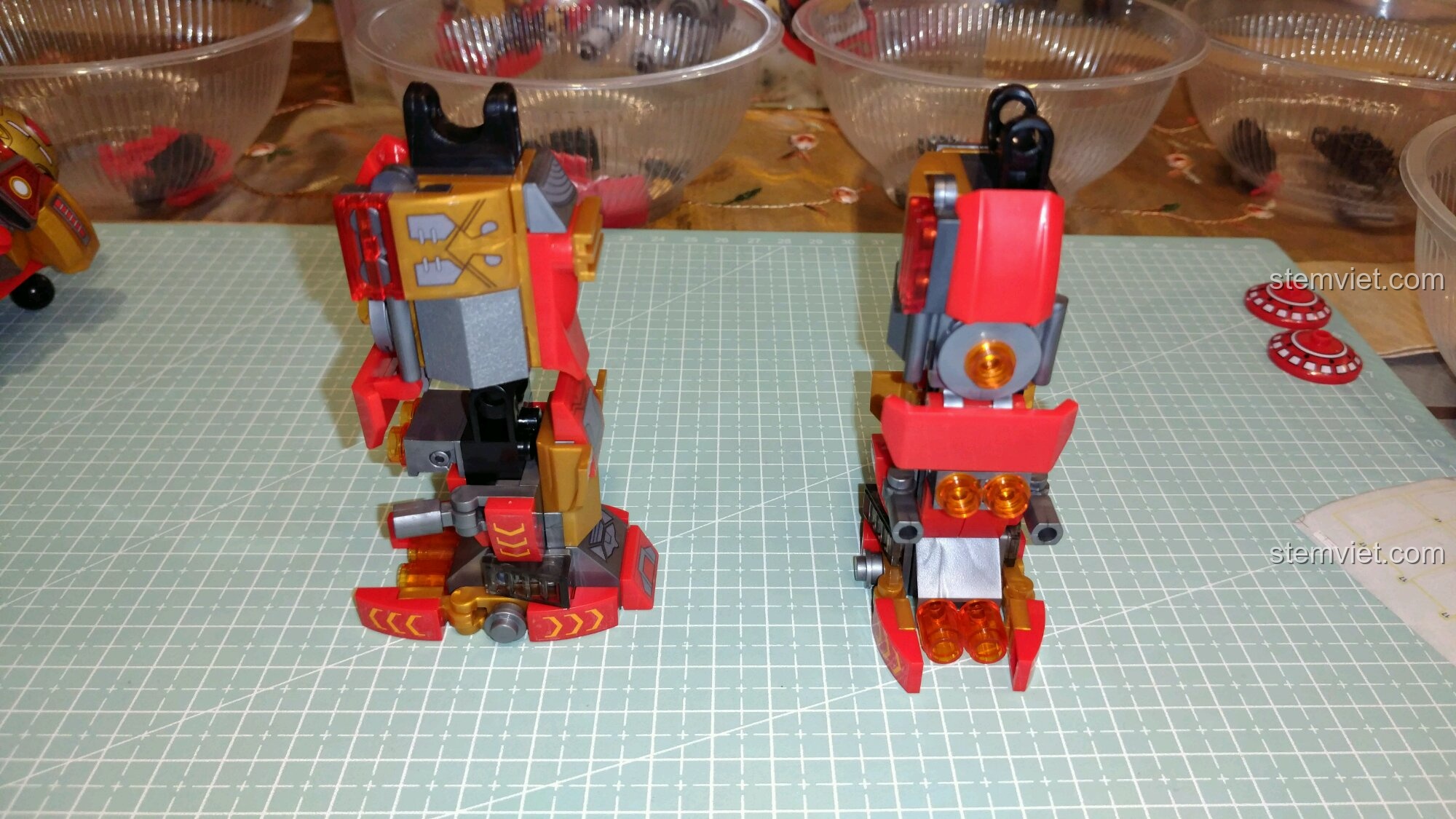Đôi chân đối xứng của Mô hình Iron Man Hulkbuster MK16 Sembo giá bình dân, sẵn sàng để lắp ráp.