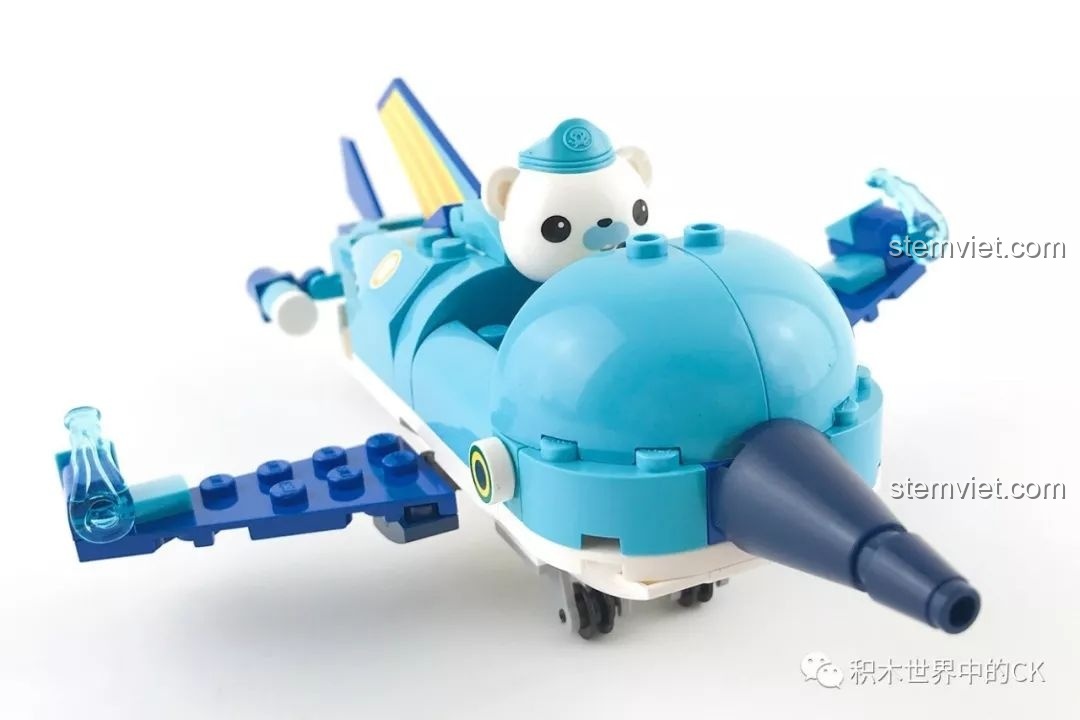 Minifigure Đội trưởng Barnacles ngồi trong khoang lái của Tàu Ngầm Cá Kiếm Gup-B QMAN 3702.